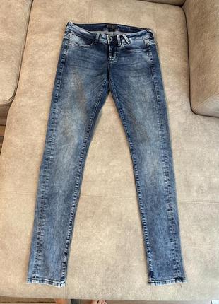 Диночи джинсы guess, 27/32