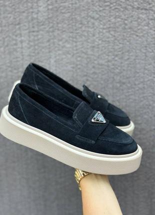 Чорні жіночі лофери туфлі на бежевій підошві з натуральної замші замшеві лофери туфлі