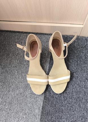 Шикарные босоножки