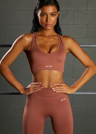 Стильный спортивный топ бренда oh polly (bo+tee)