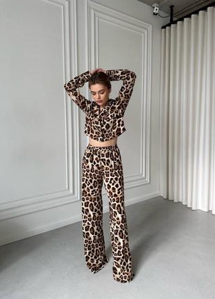 Женский качественный брючный леопардовый костюм укороченная рубашка и широкие брюки2 фото