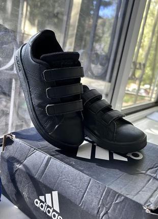 Adidas кросівки