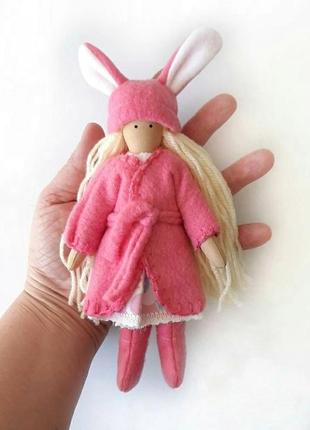 Маленькая текстильная кукла