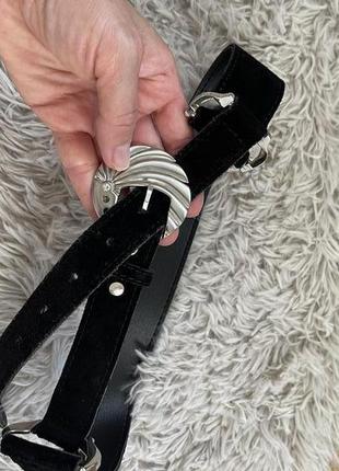 Черный кожаный ремень