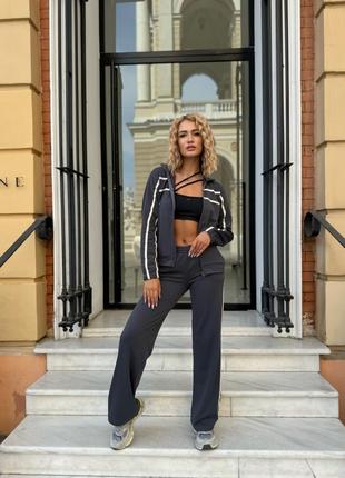 Спортивный костюм с лампасами-лентами с кофтой на молнии со свободными брюками