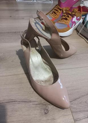 Бежеві лакові слінгбеки босоніжки гостроносі