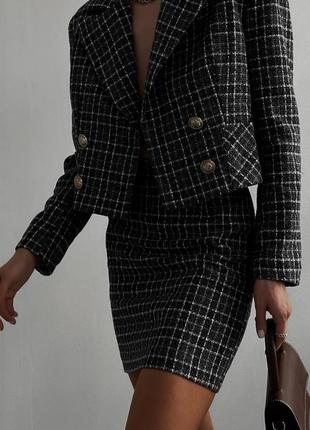 Жіночий костюм із спідницею