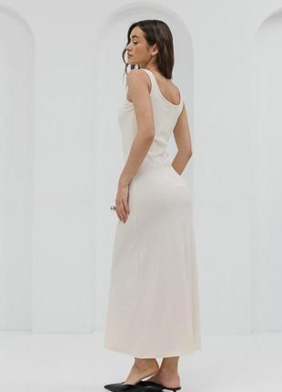 Женское приталенное платье в рубчик длиной миди с разрезом сзади3 фото