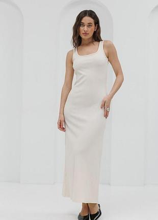 Женское приталенное платье в рубчик длиной миди с разрезом сзади1 фото