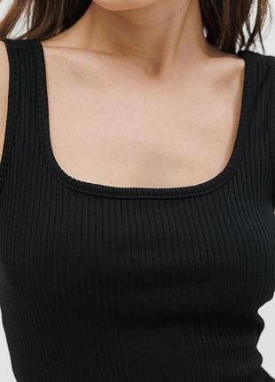 Женское приталенное платье в рубчик длиной миди с разрезом сзади5 фото