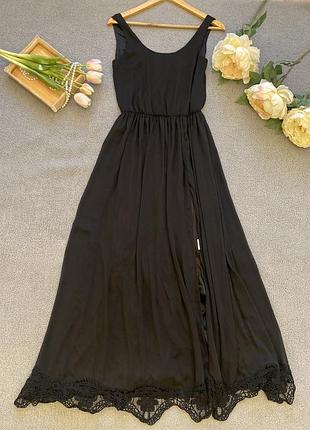 Вечернее шифоновое платье с высоким разрезом, кружевом по низу и застежкой на спинке
