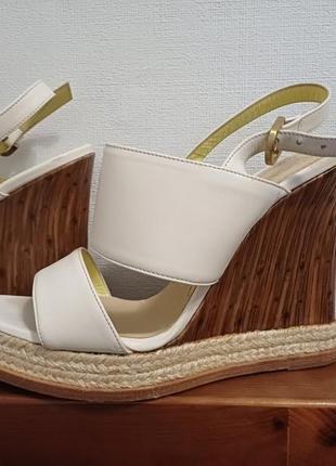 Босоніжки на танкетці pollini 38,5