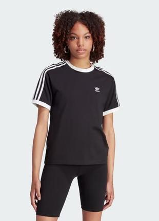 Бавовняна жіноча футболка із смугами та вишитим лого adidas