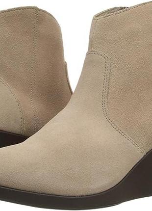 Crocs замшевые ботильоны на танкетке leigh suede wedge bootie boot