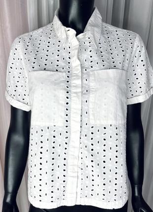 Біла сорочка з накладними кишенями