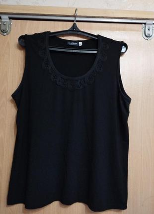 Красивая майка на широких бретелях с аппликацией веревкой велического размера