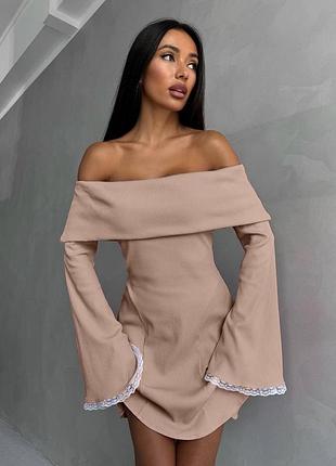 Сукня з відкритими плечима та широкими рукавами