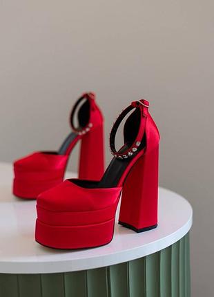 ▪️красные атласные женские босоножки туфли лодочки лодочки в стиле versace bratz aevitas ремешок массивные высокий широкий каблук