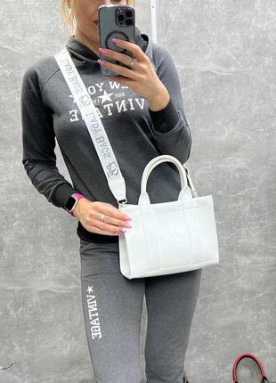 Женская стильная и качественная сумка из эко кожи бежевая6 фото