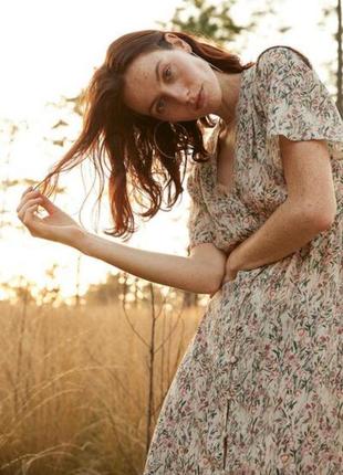 Чарівне шифонове квіткове плаття–міді з поясом на гудзиках в ідеалі2 фото