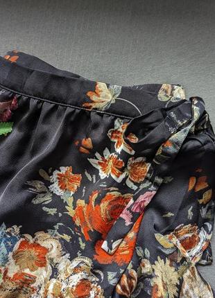 Красивая сатиновая юбка миди на запах в цветочный принт3 фото