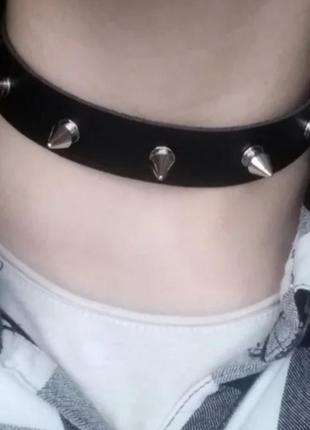 Чокер с шипами на винтах из эко кожи