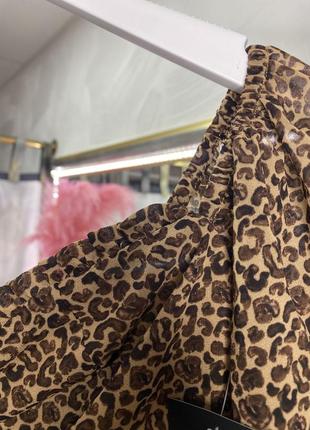 Леопардовая блузка с открытыми плечами бренда na-kd7 фото