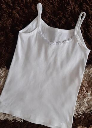 Маечка белая.