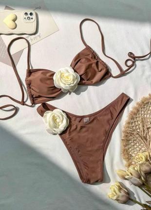 Коричневый женский раздельный купальник с цветком на лифе и трусиках