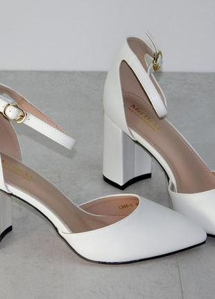 Туфли на устойчивом каблуке женские с ремешком белые3 фото