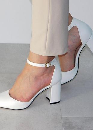Туфли на устойчивом каблуке женские с ремешком белые5 фото