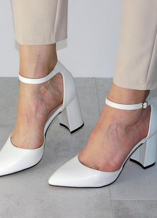 Туфли на устойчивом каблуке женские с ремешком белые2 фото
