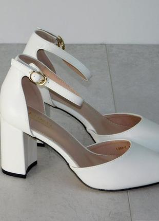 Туфли на устойчивом каблуке женские с ремешком белые7 фото