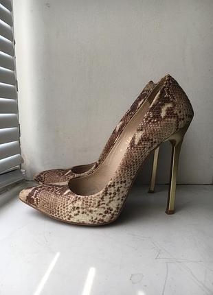 Розкішні туфлі на високих шпильках