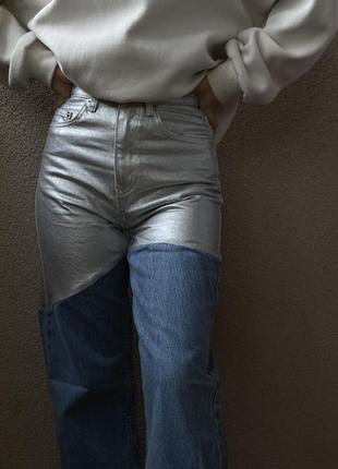 Синие джинсы с контрастными металлизированными вставками4 фото