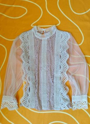 Весняна ажурна блуза з об'ємними рукавами в сіточку