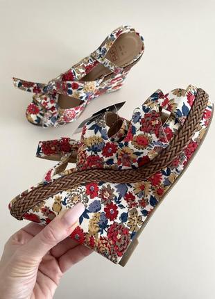 Босоніжки на танкетці f&f