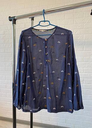 Легкая синяя блуза с вышитыми велосипедами