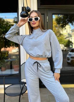 Спортивный костюм с укороченной кофтой с молнией со свободными брюками с карманами