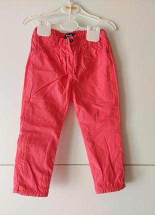 Яскраві [рожеві] штани для дівчинки, класно підійдуть на осінь.