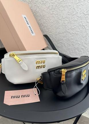 Бананка miu miu черная / белая женская поясная сумка