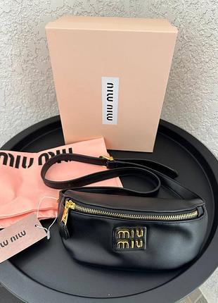 Бананка miu miu черная / белая женская поясная сумка