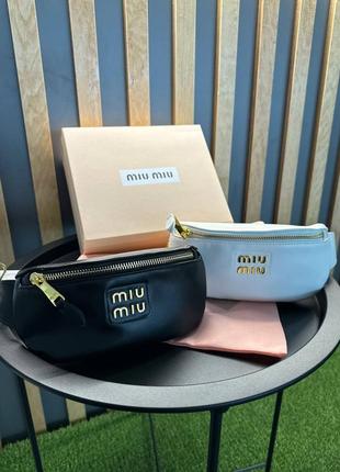 Бананка miu miu черная / белая женская поясная сумка