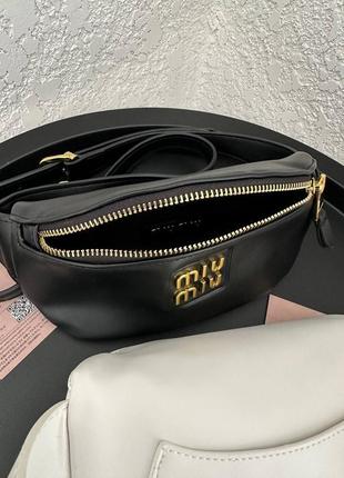 Бананка miu miu черная / белая женская поясная сумка