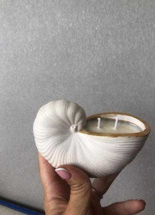 Свеча в раковине. аромат : кокос, кожа, уд