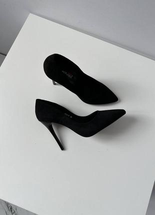 Класичні туфлі човники на шпильках чорного кольору з еко замши