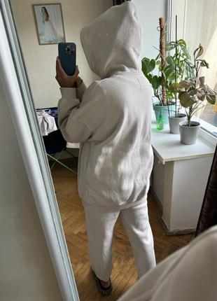 Утепленный бежевый спортивный костюм с худи
