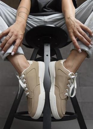 Жіночі кросівки