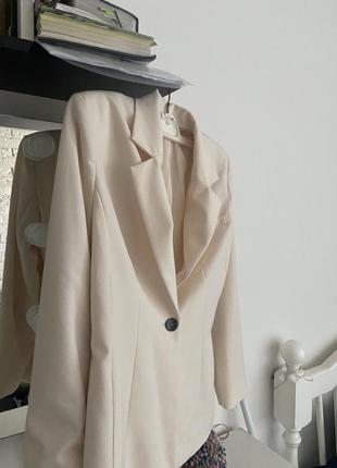Женский пиджак mango в молочном цвете женский пиджак mango в молочном цвете2 фото