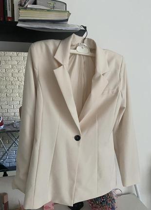 Женский пиджак mango в молочном цвете женский пиджак mango в молочном цвете